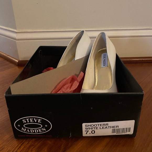 New in box Steve Madden Shooterr White Leather Heels, Size 7 - Picture 3 of 4